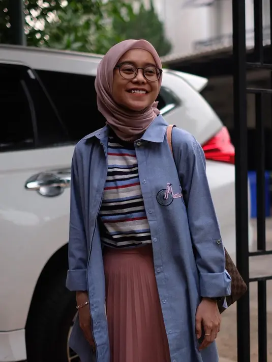 Lesti tampil modis menggunakan pakaian ala cewe kue. Laporan tindak KDRT ini telah dikonfirmasi Kasi Humas Polres Jakarta Selatan, AKP Nurma Dewi. (Instagram/@lestykejora)