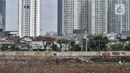 Anak-anak saat bermain dengan latar belakang gedung bertingkat di kawasan Petamburan, Jakarta, Selasa (23/11/2021). Kenaikan pendapatan negara dari sebesar Rp1.277 triliun pada 2020 menjadi sebesar Rp1.510 triliun pada 2021. (merdeka.com/Iqbal S. Nugroho)