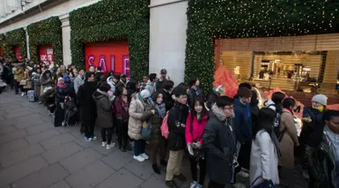 Pelanggan mengantre di luar Selfridges department stores menjelang Boxing Day di pusat kota London, Senin (26/12). Boxing Day merupakan tradisi hari belanja terbesar tahunan setiap 26 Desember atau sehari setelah Natal. (DANIEL Leal-Olivas/AFP)