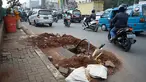 Kendaraan melintas di samping bekas galian proyek yang tidak tuntas pengerjaannya di Jalan Margonda Raya, Depok, Jawa Barat, Kamis (9/5/2019). Kondisi jalan yang diabaikan selama beberapa bulan terakhir tersebut memersempit dan mengganggu aktivitas warga. (Liputan6.com/Immanuel Antonius)