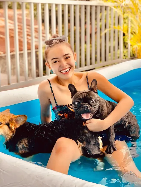 Wanita yang dikenal memiliki wajah natural dan flawless di setiap fotonya, kali ini Amanda terlihat memamerkan hal baru lagi. Ia tampak melakukan pemotretan saat berenang. Gaya penampilan dan tertawa lepasnya ini berhasil membuat banyak orang terpukau. (Liputan6.com/G/@amandamanopo)