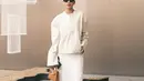Azizah Salsha terlihat lebih clean dengan outfit serba putih. Ia padukan jaket dengan pleated skirt dan celana panjang. Bahkan ia juga kenakan sepatu putih [@azizahsalsha_]