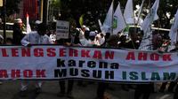 Massa Front Pembela Islam (FPI) dan Forum Umat Islam (FUI) kembali berdemo di depan Gedung DPRD DKI Jakarta, Jumat (31/10/2014). (Liputan6.com/Johan Tallo)