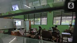 Sejumlah siswa mengikuti uji coba kegiatan belajar tatap muka di SDN Kenari 07/08 Pagi, Jakarta, Rabu (9/6/2021). SDN Kenari 07/08 Pagi menjadi salah satu dari 226 sekolah di Jakarta yang ditetapkan sebagai tempat uji coba kegiatan belajar tatap muka tahap kedua. (Liputan6.com/Herman Zakharia)