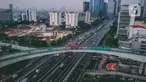 Foto udara pembangunan jalur kereta lintas rel terpadu (LRT) Jabodebek di Jakarta, Selasa (7/1/2020). Longspan Kuningan proyek LRT Jabodebek yang menjadi jembatan lengkung paling panjang di Indonesia memiliki panjang jembatan 148 meter dengan radius lengkungan 115 meter. (Liputan6.com/Faizal Fanani)