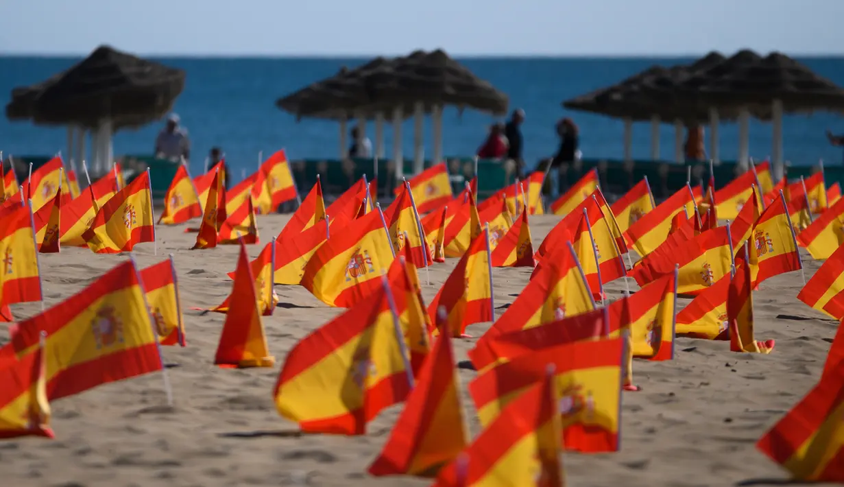 Ribuan bendera Spanyol yang mewakili korban COVID-19 di negara itu dipasang di pantai Patacona, Valencia, Minggu (4/10/2020). Virus corona di Spanyol sejauh ini telah merenggut lebih dari 32.000 nyawa dan 790.000 kasus terkonfirmasi dengan tingkat infeksi tertinggi di Uni Eropa. (Jose Jordan/AFP)
