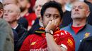 Pendukung Liverpool terlihat sedih saat pertandingan melawan Wolverhampton Wanderers pada lanjutan Liga Inggris di stadion Anfield (12/5/2019). Liverpool gagal meraih juara Liga Inggris untuk pertama kalinya sejak 1990 karena Manchester City menang atas Brighton 4-1. (Reuters/Phil Noble)