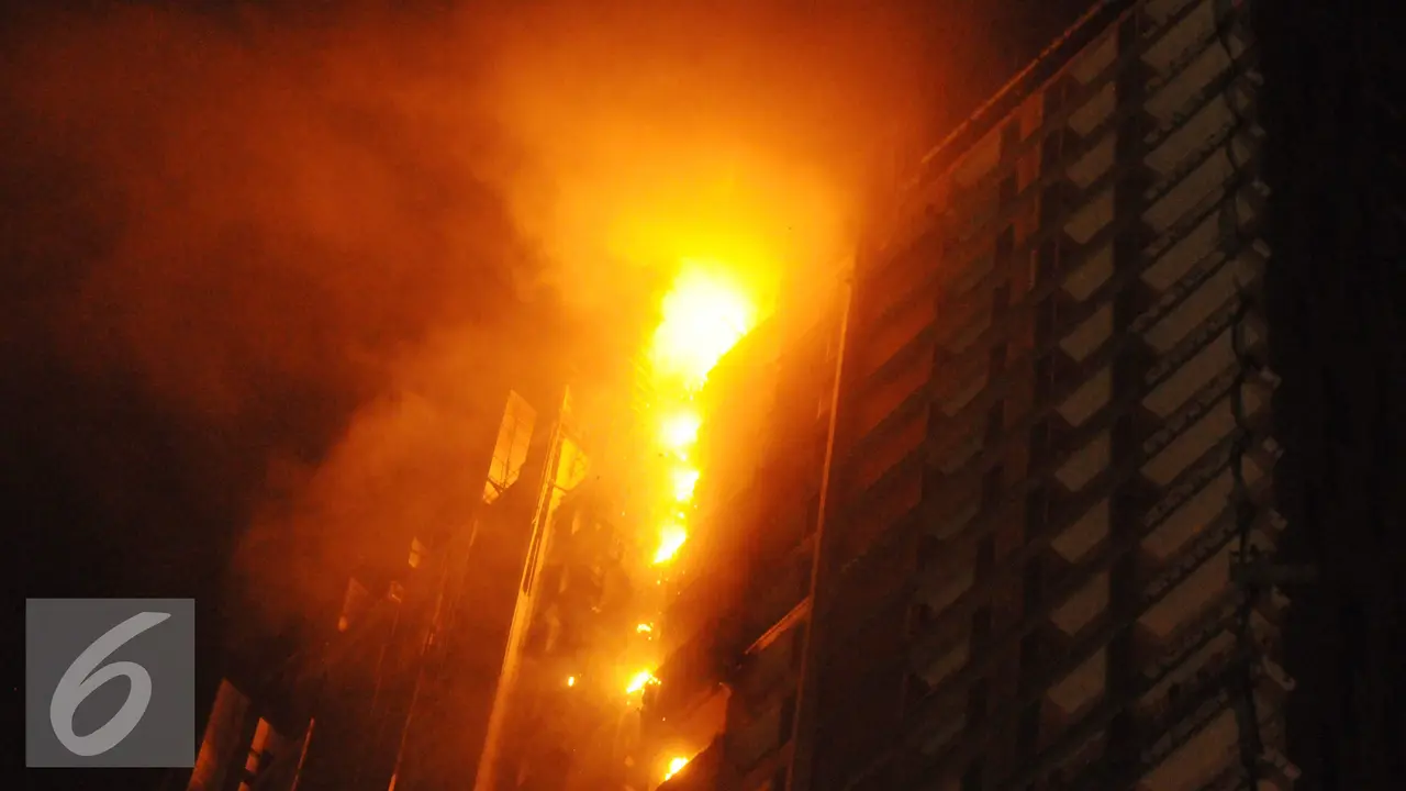 20161109- Petugas Damkar Berhasil Padamkan Kobaran Api di Apartemen Neo Soho-Jakarta- Helmi Afandi