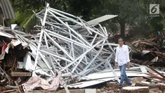 Presiden Joko Widodo atau Jokowi meninjau lokasi terdampak tsunami Selat Sunda di Carita, Banten, Senin (24/12). Jokowi mengimbau warga sekitar Selat Sunda tetap hati-hati dan siaga. (Liputan6.com/Angga Yuniar)