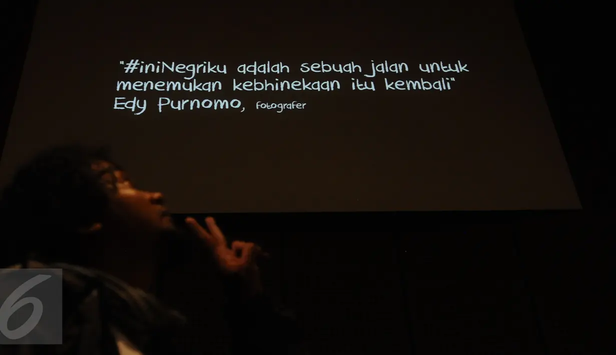 Salah satu pengunjung melihat kutipan dari pewarta foto yang tergabung dalam 1000 kata saat bincang buku #iniNegriku di Galeri Indonesia Kaya, Jakarta, Rabu (13/1/2016). (Liputan6.com/Helmi Fithriansyah)