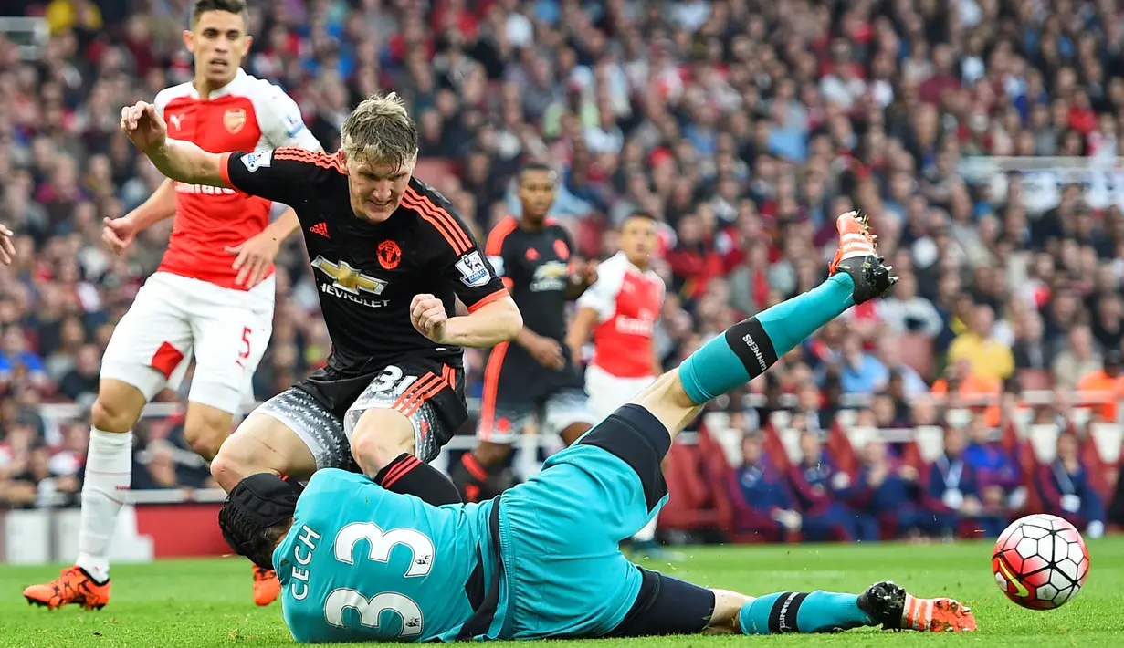 Pemain Manchester United Bastian Schweinsteiger berebut bola dengan Kiper Arsenal Petr Cech pada Laga lanjutan Liga Premier Inggris di Emirates Stadium. Minggu (04/10/2015). Arsenal menang 3-0. (Reuters / Dylan Martinez)