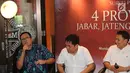 Politisi Partai Demokrat (kiri) memberikan paparan pada survei elektabilitas Cagub dan Cawagub Pilkada 2018 di Jakarta, Jumat, (22/6). Survei menggunakan metodologi stratified systemic random sampling dengan 1200 responden. (Liputan6.com/Fery Pradolo)