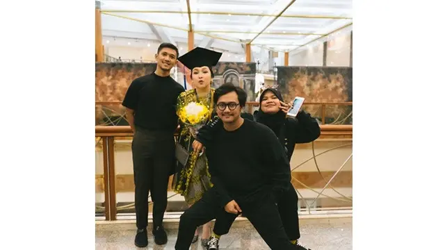 Resmi Sarjana, Ini 6 Potret Cantik Agatha Pricilla saat Wisuda