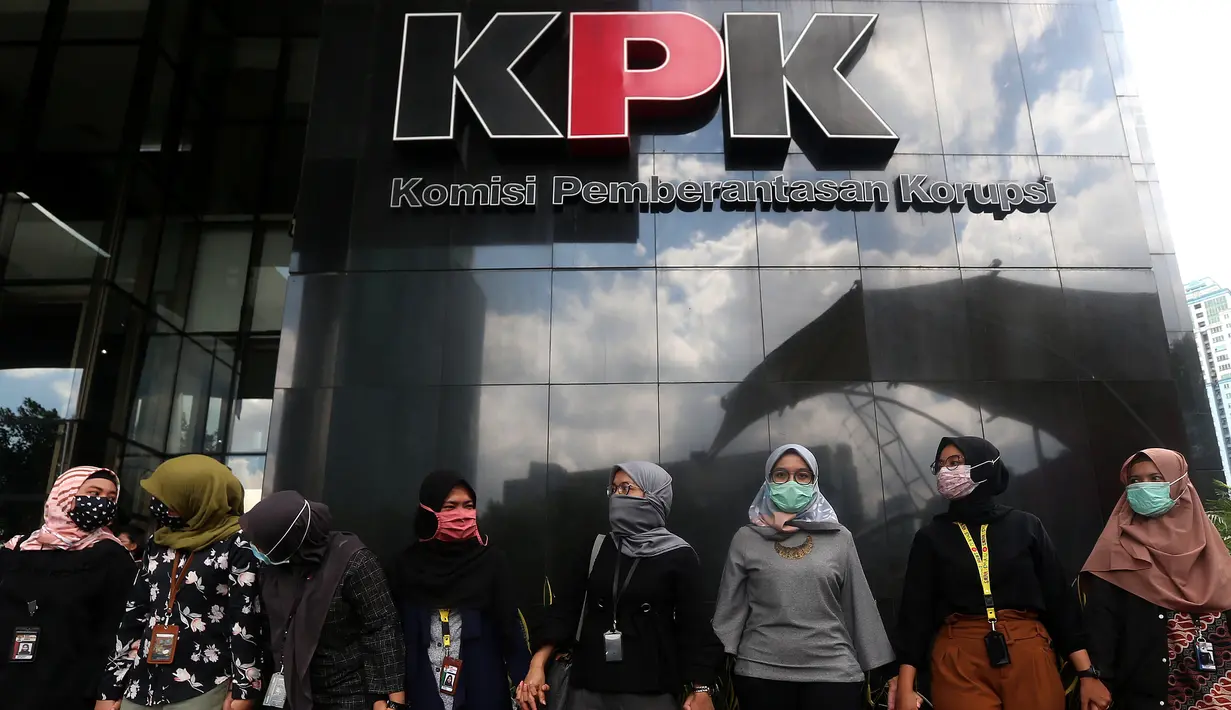 Ratusan Wadah Pegawai KPK menggelar aksi Solidaritas Untuk Gilang mengelilingi Gedung KPK Merah Putih di Jakarta, Kamis (7/9). Aksi digelar terkait penganiayaan pegawai KPK oleh pihak Pemprov Papua di  Hotel Borobudur. (merdeka.com/Dwi Narwoko)