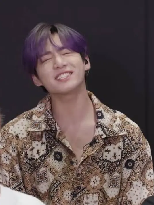 Sempat bikin heboh Army Indonesia, Jungkook terlihat mengenakan kemeja bermotif batik. Namun, setelah dicari tahu ternyata batik tersebut merek Asclo asal Korea Selatan. Meski begitu, gaya Jungkook ini bisa menjadi inspirasi. Dok. YouTube Hybe