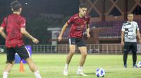 Pemain Timnas Indonesia U-19, Jens Raven dalam sesi latihan menjelang Piala AFF U-19 2024. (Bola.com/Aditya Wany)