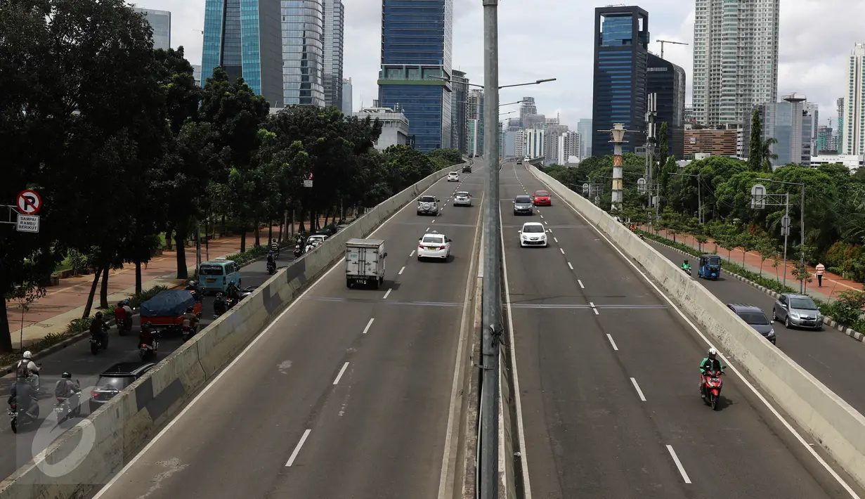 Kendaraan melintasi flyover Casablanca, Jakarta, , Sabtu (24/12). Menjelang natal sejumlah ruas jalanan Jakarta tampak lengang. (Liputan6.com/Herman Zakharia)