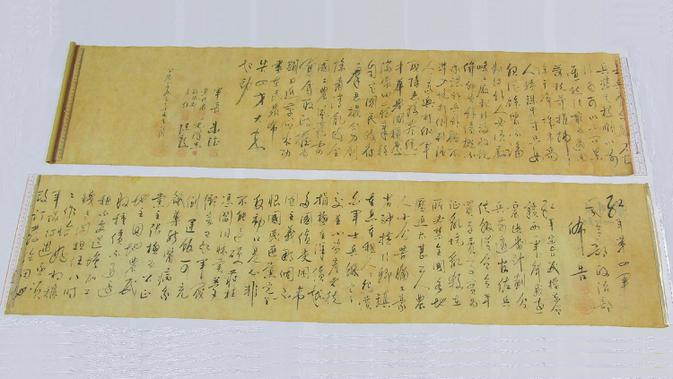 Dua lembar gulungan kaligrafi karya Mao Zedong dipajang di Hong Kong pada 6 Oktober 2020. Gulungan itu dipotong dua untuk memudahkan penyimpanan oleh seorang pembeli yang mendapatkannya hanya seharga sekitar Rp 950 ribu yang meyakini bahwa karya itu palsu . (Hong Kong Police Force via AP)
