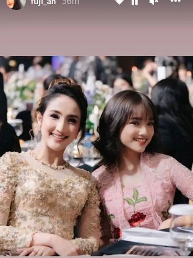 Diundang ke Acara Bisnis Kosmetik, Ini 6 Potret Fuji Pakai Kebaya