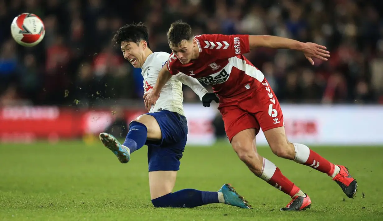 Pemain Tottenham Hotspur Son Heung-min (kiri) berebut bola dengan pemain Middlesbrough Dael Fry pada pertandingan putaran kelima Piala FA di Stadion Riverside, Middlesbrough, Inggris, 1 Maret 2022. Tottenham Hotspur kalah 1-0 dan tersingkir dari Piala FA. (Lindsey Parnaby/AFP)