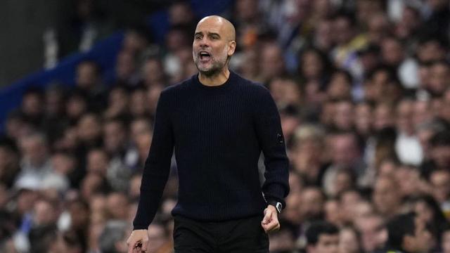 Pep Guardiola memberikan instruksi dalam laga Liga Champions 2024/2025 antara Real Madrid vs Manchester City, Kamis (20/2/2025) dini hari WIB. (c) AP Photo/Manu Fernandez