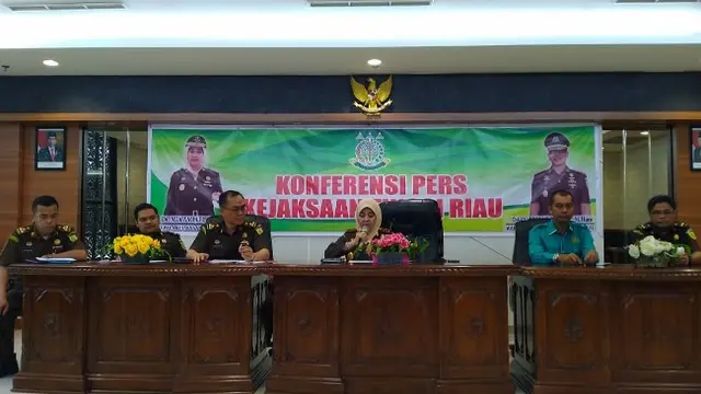 Kepala Kejati Riau Mia Amiati bersama jajaran dalam konferensi pers penanganan korupsi video wall di Pekanbaru.