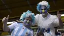 Dua pendukung Argentina berpose jelang pertandingan kualifikasi sepak bola Piala Dunia 2018 melawan Peru di Buenos Aires, (5/10) (AFP PHOTO/Juan MABROMATA)
