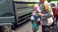 Aksi demonstrasi besar-besaran yang dilakukan sopir angkot di Kota Bogor membuat para penumpang terutama ibu hamil dipaksa turun. (Foto: Achmad Sudarno/Liputan6.com).