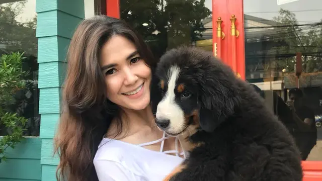7 Potret Dee Adnan, Kekasih Tyo Nugros Eks Drummer Dewa 19 yang Jarang Diekspos
