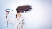 ilustrasi rambut rusak karena hair dryer. Image by Ryan McGuire from Pixabay