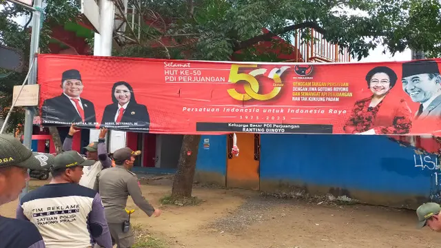 Satpol PP Kota Malang Bongkar Puluhan Reklame Politik