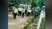 Seorang pemuda menyerang tiga anggota polisi di kawasan Cikokol. 