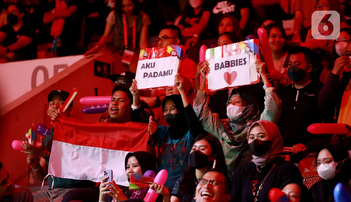 Fans memberikan dukungan kepada ganda putra Indonesia, Leo Rolly Carnando/Daniel Marthin, saat melawan wakil Jepang, Takuro Hoki/Yugo Kobayashi pada laga semifinal Indonesia Masters 2023 di Istora Senayan, Jakarta, Sabtu (28/1/2023). Wakil Indonesia itu menang dengan skor 18-21, 21-17, 21-3. (Bola.com/M Iqbal Ichsan)