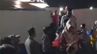 Para pengungsi dari Pulau Tagulandang tiba di Pelabuhan Manado pada, Rabu (8/5/2024).