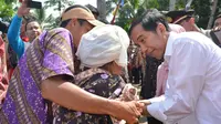 Jokowi bagikan ribuan paket sembako untuk warga Banten