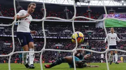 Harry Kane tercatat menjadi salah satu pencetak hattrick saat Boxing Day Liga Inggris ketika Tottenham Hotspur menjamu Southampton pada 26 Desember 2017. Kane mencetak tiga gol dalam kemenangan 5-2 The Liliwhites. Sementara dua gol lainnya dicetak oleh Dele Alli dan Son Heung Min. (AFP/Adrian Dennis)