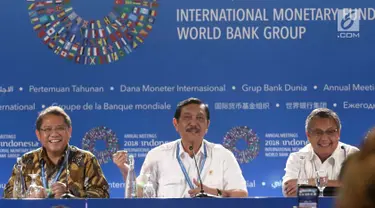 Ketua Panitia Nasional Penyelenggara Pertemuan Tahunan IMF-Bank Dunia Luhut Binsar Panjaitan (tengah) bersama Menkominfo Rudiantara (kiri) dan Gubernur BI Perry Warjiyo (kanan) memberi keterangan di Bali, Senin (8/10). (Liputan6.com/Angga Yuniar)