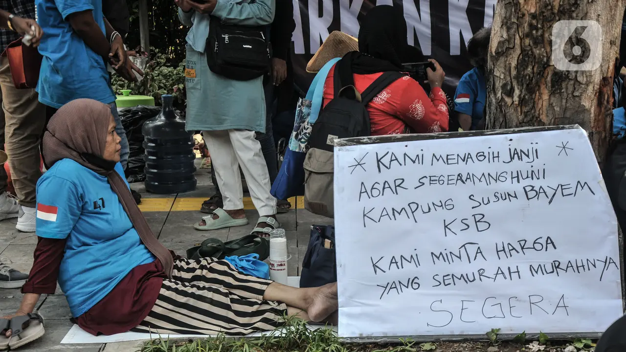 Aksi Warga Kampung Bayam Buka Tenda Darurat di Balai Kota