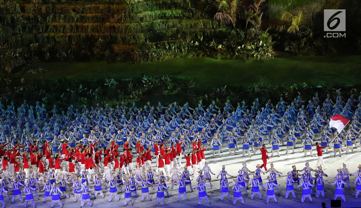 Atlet kontingen Indonesia memasuki stadion pada pembukaan Asian Games 2018 di Stadion Utama Gelora Bung Karno (SUGBK), Jakarta, Sabtu (18/8). Kontingen Indonesia mendapat sambutan meriah penonton yang hadir. (Liputan6.com/Ferbian Pradolo)
