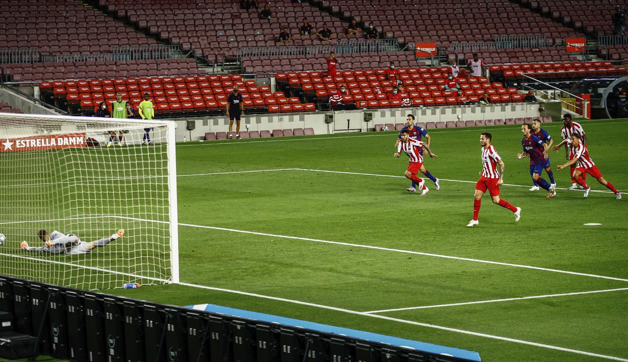 Pemain Atletico Madrid Saul mencetak gol ke gawang Barcelona pada pertandingan La Liga di Stadion Camp Nou, Barcelona, Spanyol, Selasa (30/6/2020). Barcelona bermain imbang 2-2 melawan Atletico Madrid. (AP Photo/Joan Monfort)