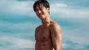 <p>Ahn Bo Hyun membiarkan tubuhnya terbakar sinar matahari Pantai Kuta, Bali. Senyumnya begitu menyilaukan seperti pancaran matahari. (Foto: Instagram/ bohyunahn)</p>