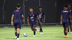 Pemain Timnas Ekuador U-17 menjalani latihan jelang Piala Dunia U-17 2023 di Lapangan Latihan A Stadion Gelora Bung Tomo (GBT), Surabaya, Jawa Timur, Selasa (7/11/2023). Timnas Ekuador U-17 akan melawan Timnas Indonesia U-17 di laga perdana pada 10 November 2023. (Bola.com/Aditya Wany)