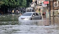 Sebuah mobil terjebak banjir di Jalan RA Kartini, Bekasi, Jawa Barat, Kamis (2/1/2020). Banjir yang merendam Jalan RA Kartini sejak kemarin melumpuhkan akses kendaraan dan perekonomian warga setempat. (merdeka.com/Iqbal Nugroho)