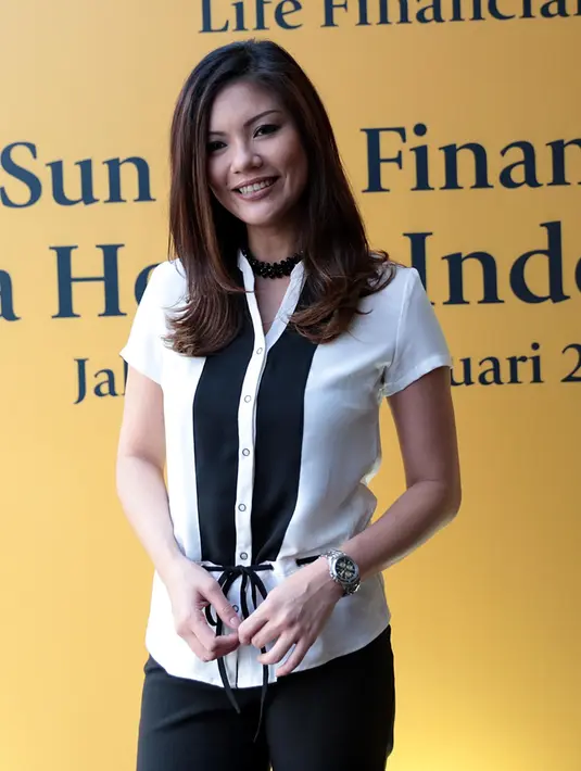 Jarak yang berjauhan, Aline Adita juga tidak mempermasalahkan. Selain masih bisa bertemu sebulan sekali, pasangan yang menjalin LDR (jarak jauh) itu memanfaatkan teknologi sebagai alat komunikasi. (Deki Prayoga/Bintang.com)