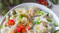 Semangkuk wonton ayam kuah pedas. (Liputan6.com/IG/emihacikenz)