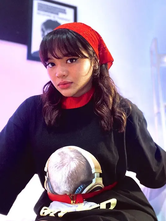 Seringkali mendapat tawaran dari berbagai klinik kecantikan, namun Amel pun menolaknya. Di usia yang masih 19 tahun menurutnya belum perlu, tak memungkiri kalau saat ia sudah mulai dewasa nanti ada kemungkinan untuk melakukan filler. (Instagram/amelcarla)