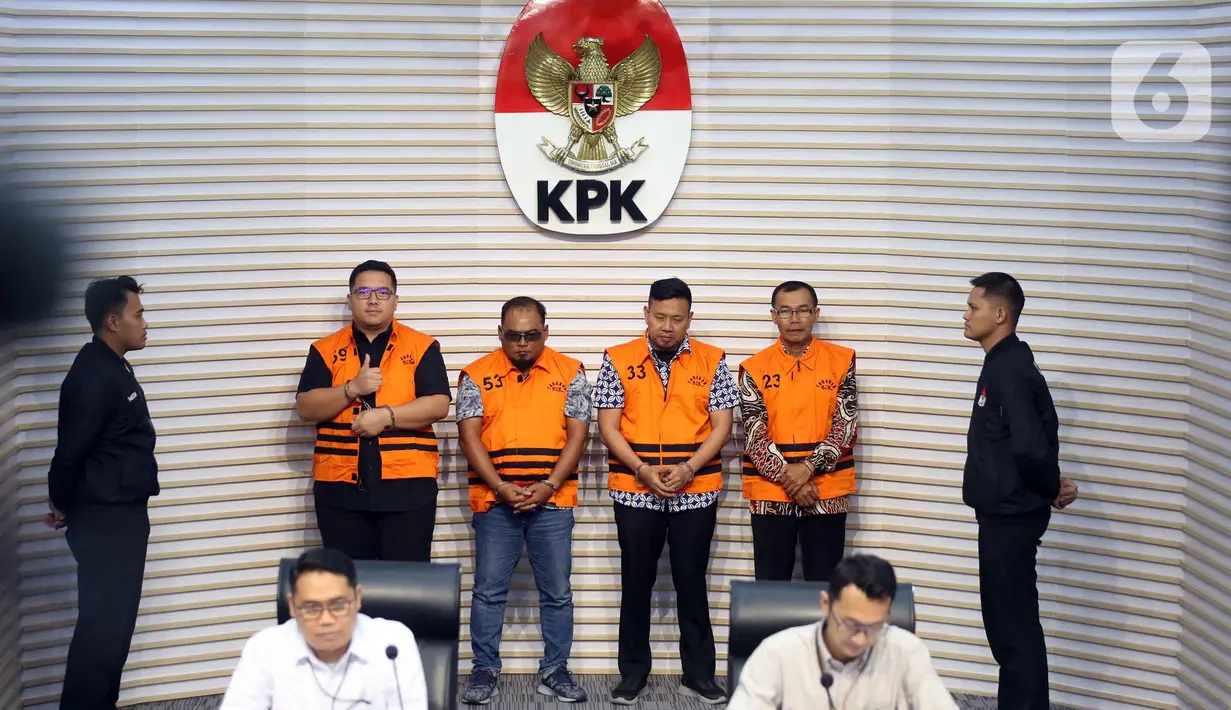 Empat tersangka tindak pidana korupsi terkait pemberian atau janji dan penerimaan hadiah terkait pengurusan dana hibah untuk Kelompok Masyarakat (Pokmas) dari Anggaran Pendapatan dan Belanja Daerah (APBD) Pemerintah Provinsi Jawa Timur Tahun Anggaran (TA) 2019-2022 saat mengikuti rilis penahanan di gedung Merah Putih Komisi Pemberantasan Korupsi (KPK), Jakarta, Kamis (2/10/2025). (Liputan6.com/Helmi Fithriansyah)