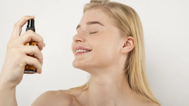 Setting spray berfungsi untuk mengunci seluruh riasan agar tahan lama