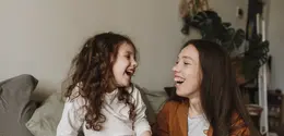 Perhatian, respons yang hangat, dan kesediaan mendengarkan dapat membantu anak merasa dicintai serta dipahami oleh orangtuanya. (Foto/Dok: Pexels)