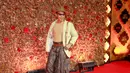 Hadir juga Rukman Rosadi sebagai Idroes di red carpet tersebut. Dia terlihat casual, namun tetap mengenakan batik sebagai bawahan. [kapanlagi/Muhammad Akrom Sukarya]